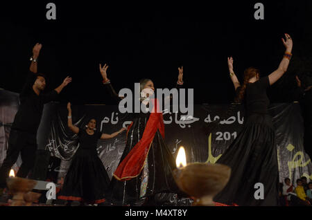 Lahore, Pakistan. 19 Feb, 2018. Pakistanische klassische Tänzerin und Aktivist Sheema Kirmani und Partnern während Faiz Aman Mela 2018 Tribut. Menschenrechtsaktivisten Asima Jehangir, bedeutende Schriftsteller und Kolumnist, Drama Schriftsteller Munnu Bhai in Lahore. Credit: Rana Sajid Hussain/Pacific Press/Alamy leben Nachrichten Stockfoto