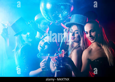 Dance-Party mit Gruppe Menschen tanzen und disco-Kugel. Stockfoto