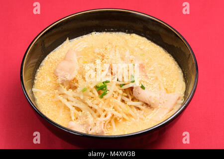 Hühnerbrühe Ramen mit Sojasprossen Stockfoto