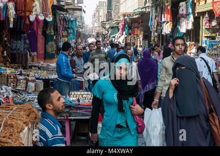 Street Market entlang Muski im Khan el-Khalili Viertel des Islamischen Kairo, Ägypten Stockfoto