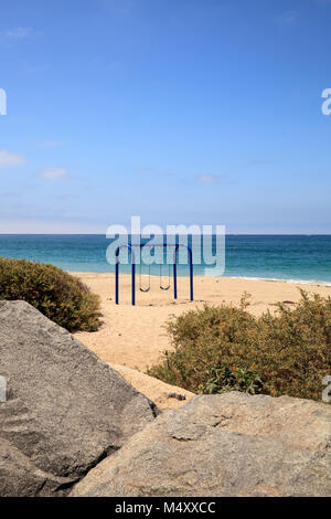 Schaukeln auf dem Sand in San Clemente State Beach Stockfoto