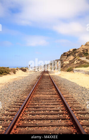 Gleise laufen durch San Clemente State Beach Stockfoto