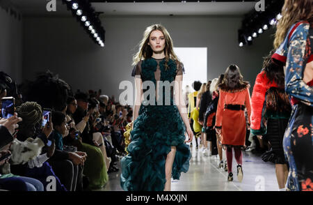 Modelle gehen Landebahn für Vivienne Hu Herbst/Winter 2018 Runway Show während der New York Fashion Wweek: Männer am Frühling Studios, Manhattan Stockfoto