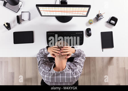 Erhöhte Ansicht einer frustriert Business Mann Vor Computer im Büro Stockfoto