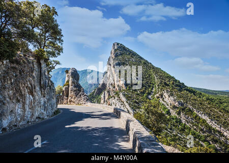 Die gefährlichen auf einem Berg Straße biegen Stockfoto