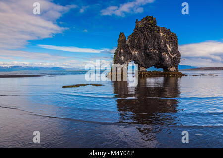 Hvítserkur Felsen bei Ebbe bei Sonnenuntergang Stockfoto