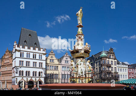 Petrus Brunnen am Hauptmarkt, Trier, Rheinland-Pfalz, Deutschland, Europa Stockfoto