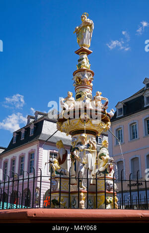 Petrus Brunnen am Hauptmarkt, Trier, Rheinland-Pfalz, Deutschland, Europa Stockfoto