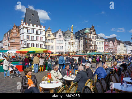 Street Cafe am Markt, historische Häuser, Petrus Brunnen, Trier, Rheinland-Pfalz, Deutschland, Europa Stockfoto