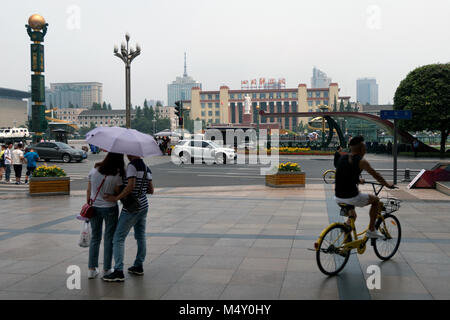 Stadtentwicklung Blick auf Tianfu Square in Chengdu, Sichuan. Der grösste Platz im Südwesten von China, Asien. Landschaft in der chinesischen Stadt mit modernen Gebäuden, skyscra Stockfoto