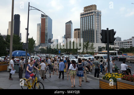 Stadtentwicklung Blick auf Renmin South Road Chengdu, Sichuan, China, Asien. Landschaft in der chinesischen Stadt mit modernen Gebäuden, die Innenstadt von Straßenverkehr, Autos, bicycl Stockfoto