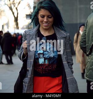 London, Großbritannien. 16 Feb, 2018. Eine Frau auf der Straße während der London Fashion Week: Mauro Del Signore/Pacific Press/Alamy leben Nachrichten Stockfoto