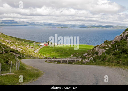Eine schmale Küstenstraße, Teil des Ring of Beara in Südirland, gegenüber der Kenmare Bay zwischen Allihies und Eyeries auf der Beara-Halbinsel. Stockfoto