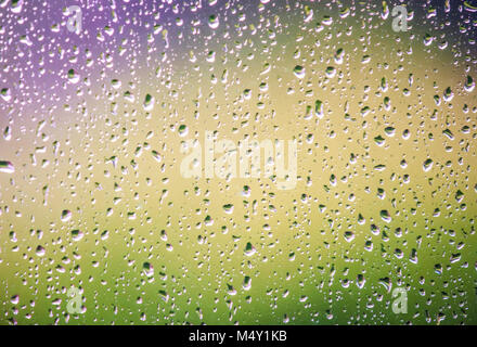 Regentropfen auf einem Fenster Stockfoto