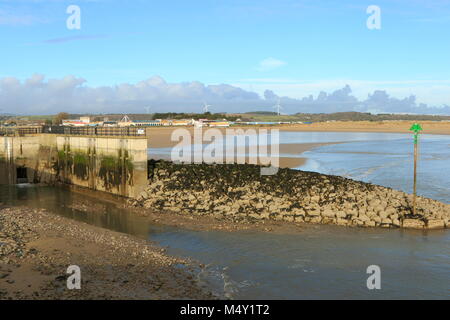 Coney Strand Porthcawl, South Wales UK. angezeigt Strand, Wellenbrecher und Hafeneinfahrt. Stockfoto