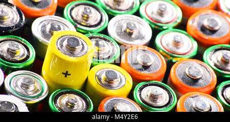 Zusammensetzung mit Alkalibatterien. Chemische Abfälle. Stockfoto