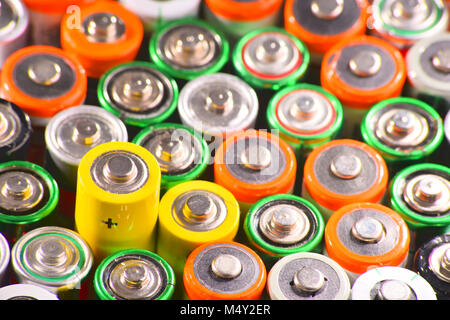 Zusammensetzung mit Alkalibatterien. Chemische Abfälle. Stockfoto