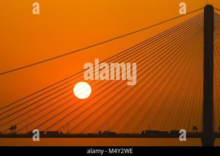 Silhouette einer Brücke unter der Einstellung für Sun Stockfoto