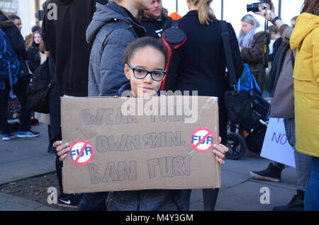 London, UK, 17. Februar Street Fashion 2018 London Fashion Week Winter/Herbst BFC auf der Faser. Stockfoto