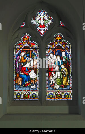 Ein Glasfenster in der Nordwand der Kirche St. Maria in Burnham Deepdale, Norfolk, England, Vereinigtes Königreich, Europa. Stockfoto