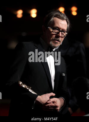 Gary Oldman mit seinem Hauptdarsteller Award auf der EE British Academy Film Awards nach Partei, London. Stockfoto