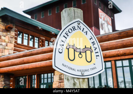 California Trail Zeichen National Historic Trail post Marker an der großen Platte River Road Torbogen Denkmal Museum in Kearney, Nebraska. Stockfoto