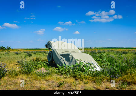 Outdoor Skulptur aus lackiertem grauen Pkw, angeordnet wie Stonehenge, in einem Nebraska Feld zu schauen. Dies ist eine beliebte Attraktion am Straßenrand in der Mitte der Stockfoto