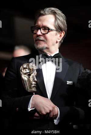 Gary Oldman mit seinem Hauptdarsteller Award auf der EE British Academy Film Awards nach Partei, London. Stockfoto