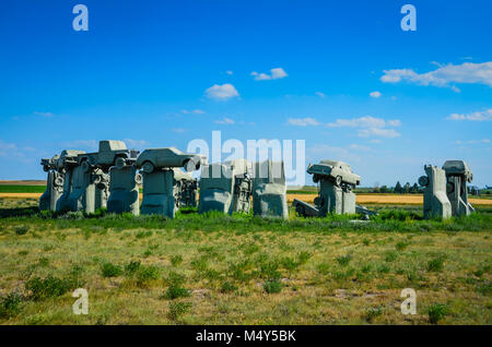 Outdoor Skulptur aus lackiertem grauen Pkw, angeordnet wie Stonehenge, in einem Nebraska Feld zu schauen. Dies ist eine beliebte Attraktion am Straßenrand in der Mitte der Stockfoto