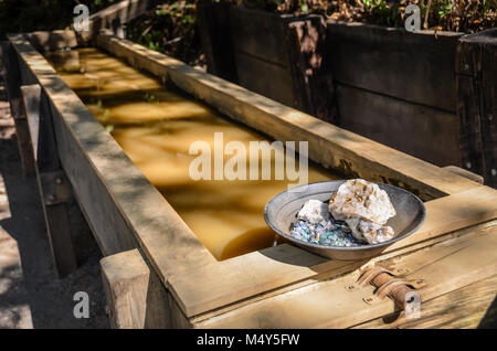 Goldwaschen Exponat mit dem sanitärsystem Station am Gold Bug Mine in Sacramento, CA. Stockfoto