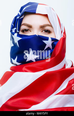 Schöne Sirian Frau trägt ein Kopftuch von der amerikanischen Flagge, Stockfoto