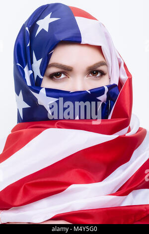 Schöne Sirian Frau trägt ein Kopftuch aus der amerikanischen Flagge Stockfoto