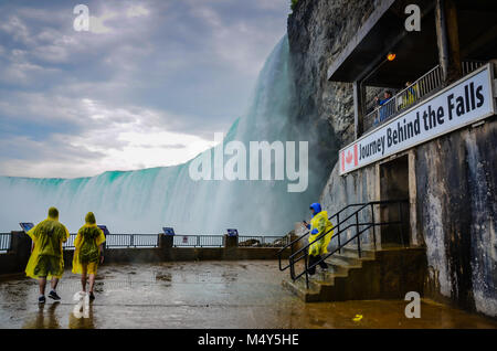 Reise hinter die Wasserfälle Attraktion in der Tabelle Rock Center neben der kanadischen Horseshoe Falls. Niagara Falls, Ontario, Kanada Stockfoto