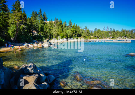 Schönes Schwimmbad mit klaren, natürlichen See Wasser von Felsen umgeben und Pinien am Lake Tahoe, Nevada. Stockfoto