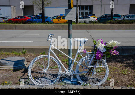 Fahrrad weiß lackiert als Denkmal für Biker mit Lkw am 22. Juni 2006 ermordet. Stockfoto