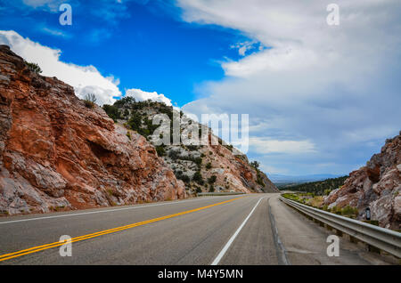 Route 50, bekannt als die einsamste Straße in Amerika, wie es fährt Ely, Nevada Richtung Osten durch Felsen und Wüste. Stockfoto