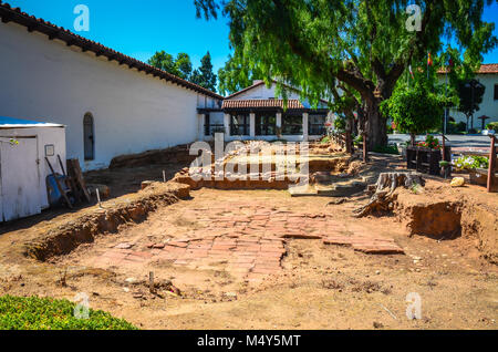 Backstein und Grid dig site an archäologische Ausstellung der Mission Basilica San Diego de Alcalá, in San Diego, Kalifornien. Stockfoto