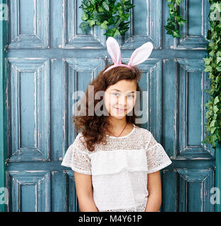 Zehn Jahre Mädchen mit Hasenohren Stockfoto