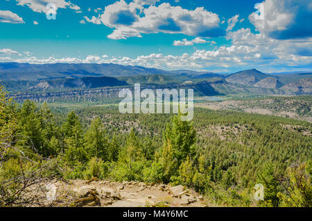 Anzeigen von Chaco Canyon, der Heimat der Pueblo Indianer, von Chimney Rock National Monument in San Juan National Forest im Südwesten von Colorado. Stockfoto