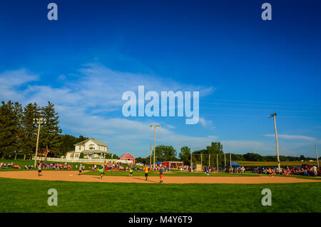 Kinder Baseball zu spielen an einem Sommertag in einem Feld in den Maisfeldern. Das Feld der Träume ist ein Baseballfeld und pop-Kultur touristische an Stockfoto