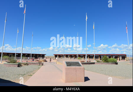 Besucher stehend auf vier Ecken, eine Region der Vereinigten Staaten bestehend aus Ecken von Colorado, Utah, Arizona und New Mexico. Stockfoto