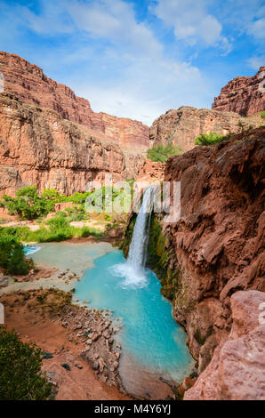 Havasu Wasserfall ist ein Wasserfall der Havasu Creek, im Grand Canyon, Arizona, Usa. Es ist innerhalb der Havasupai Stammes- Länder. Stockfoto