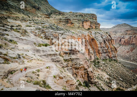 Drei Wanderer auf Hualapai Canyon Trail zu Dorf Supai und Havasu Wasserfall führt. Stockfoto