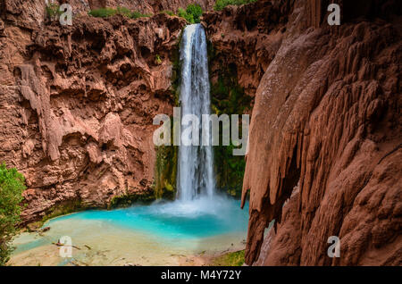 Türkis Blau Mooney Wasserfälle kaskaden hinunter eine 210 Meter rote Wand. Stockfoto