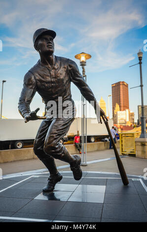 Statue des berühmten Baseballspieler Roberto Clemente in Pittsburgh Pirates' PNC Park Arena. Stockfoto