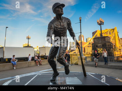 Statue des berühmten Baseballspieler Roberto Clemente in Pittsburgh Pirates' PNC Park Arena vor der gelben Brücke nach ihm benannt. Stockfoto