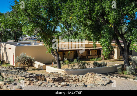 Aztec, NM, USA. Aztec Ruins National Monument Besucherzentrum gebaut von Earl Morris mit 800 Jahre alten ponderosa Balken von Pueblo Indianischen Ruinen ausgeliehen. Stockfoto