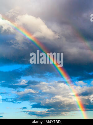 Echten Regenbogen in den bewölkten Himmel Stockfoto