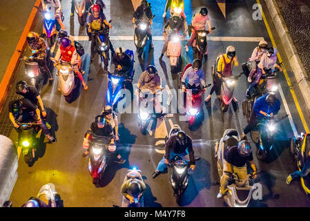 TAIPEI, Taiwan - 19. April: Blick auf Motorräder an einer Ampel in der Innenstadt von Taipei warten am 19. April 2017 in Taipeh Stockfoto