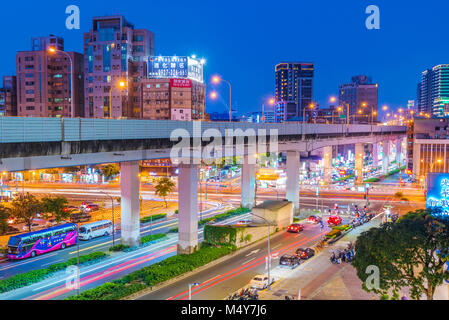 TAIPEI, Taiwan - 28. Juni: Dies ist der Bereich der Guanghua Elektronik Markt, ist ein beliebtes, wo Menschen gehen Consumer Electronics am 28. Juni, 2 kaufen Stockfoto